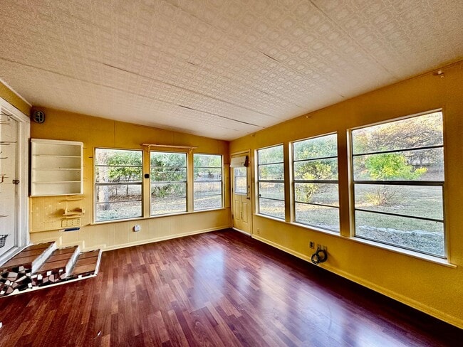 Building Photo - Cozy 2/1 Home