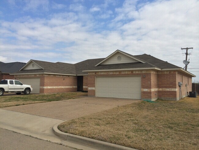 Building Photo - 728 Paso Fino St