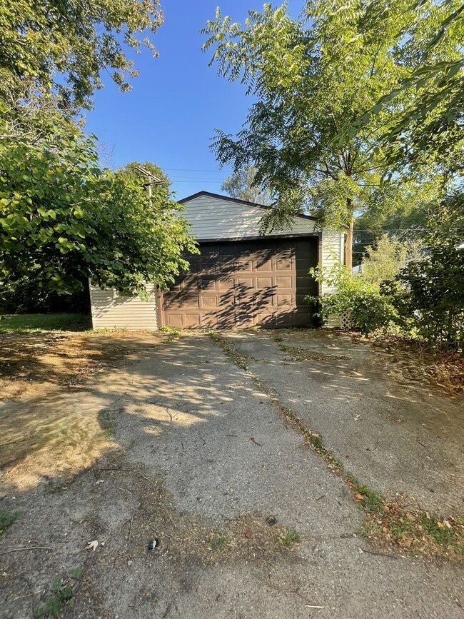 Building Photo - Three Bedroom Home in Sugarbrook Area!