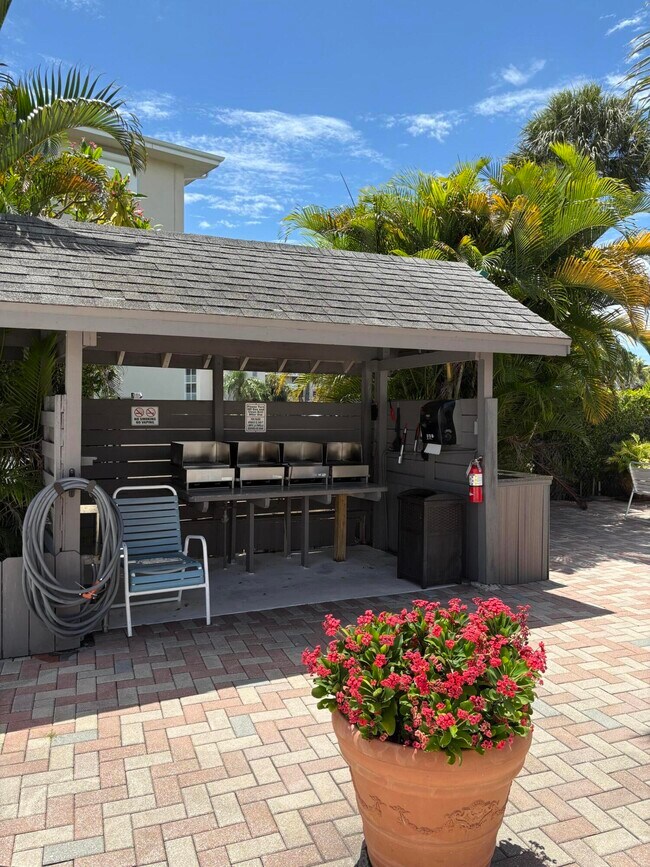 Building Photo - 2770 Garden Dr S