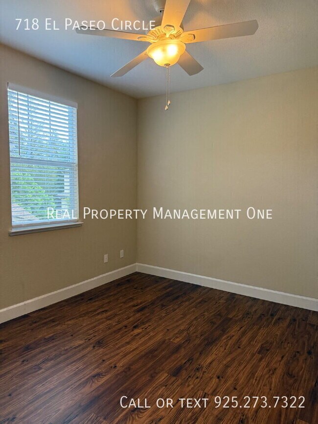 Building Photo - 718 El Paseo Cir