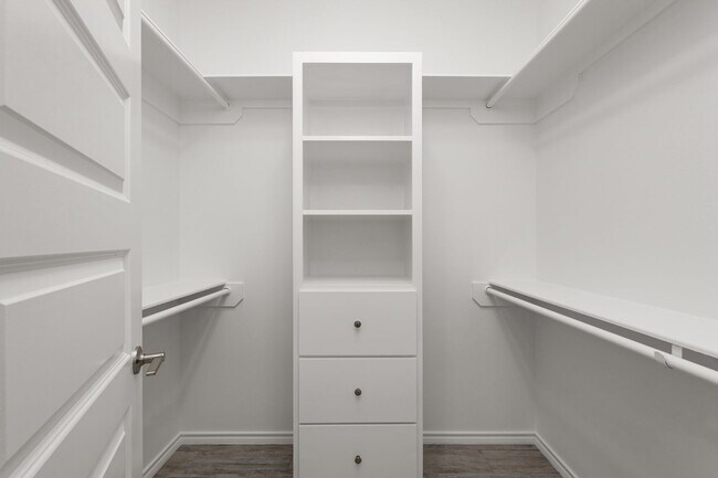Building Photo - 2325 N Vly Cir