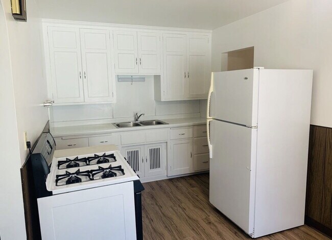 Building Photo - Charming 2-Bed side by side Duplex on Grand Ave S #2