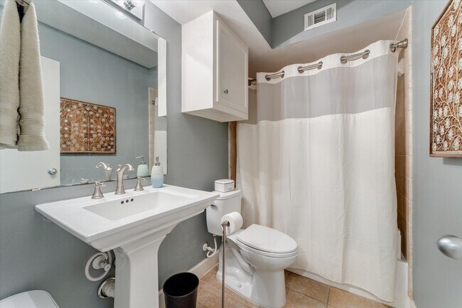 Building Photo - 650 Westcross St