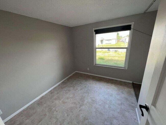 Building Photo - 1068 Grandview Cir