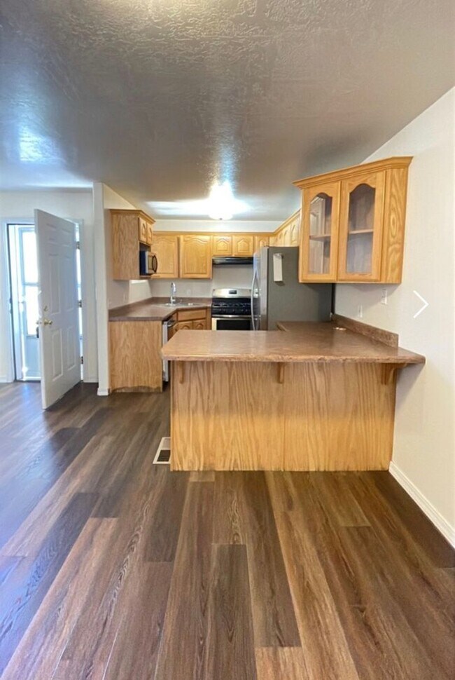 Building Photo - 206 E 820 S
