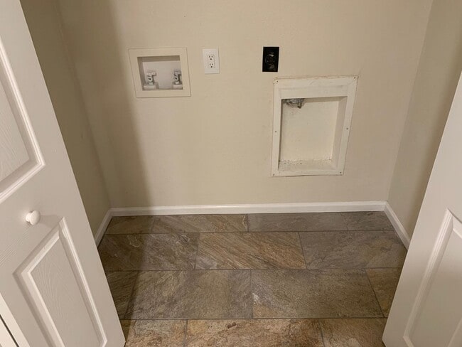 Building Photo - Enjoy this beautifully updated 3 Bed/2.5 Bath Townhome  **Military Discount Available**50% OFF 1s...