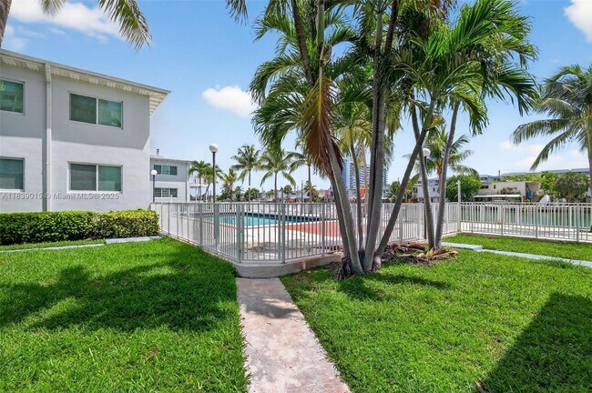 Building Photo - 7207 Bay Dr