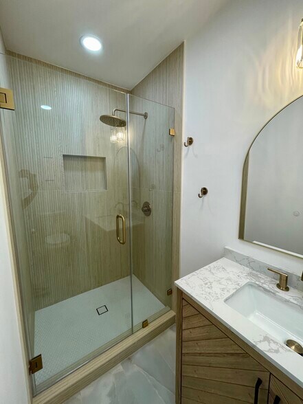 Building Photo - 1606 Steinhart Ave