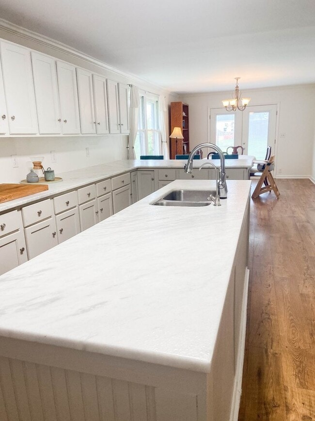 Building Photo - Beautiful 3 bedroom 2 bathroom brick home ...