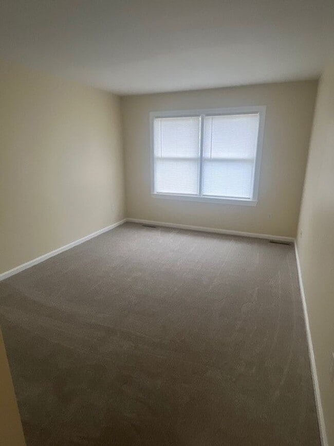 Building Photo - Gorgeous home with boat slip and water views