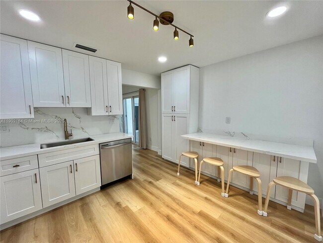 Building Photo - 10909 SW 117th Pl