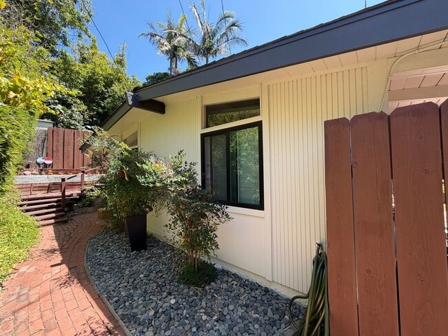 Building Photo - Mid Century Modern 2 bdrm 1 bath
