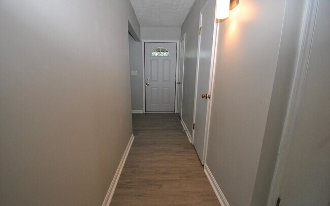 Building Photo - Available 8/1/26 - East Louisville 3 bed, 1.5 bath ranch on corner lot