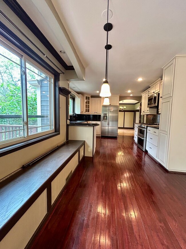 Building Photo - Beautiful 5 Bedroom Home with Large Private Yard