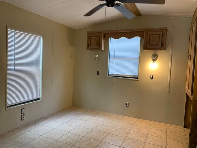 Building Photo - 723