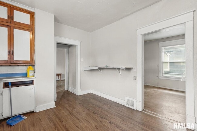 Building Photo - 1301 W Parkside Dr