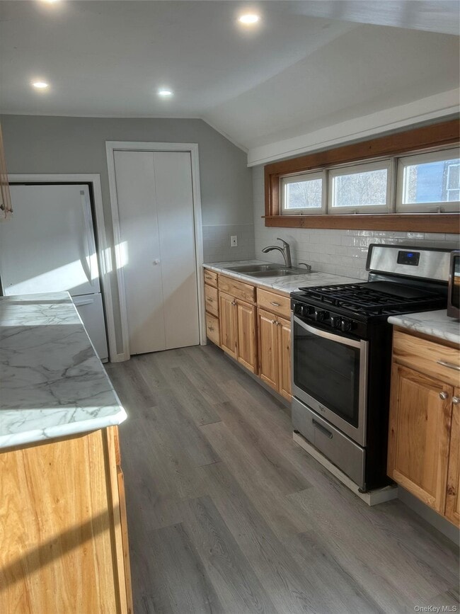 Building Photo - 100 Richardson Ave