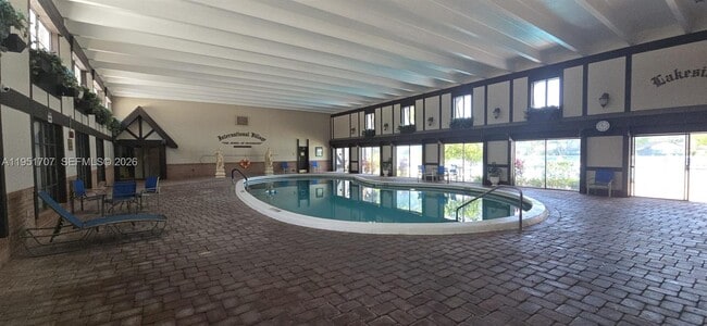 Building Photo - 3680 Inverrary Dr