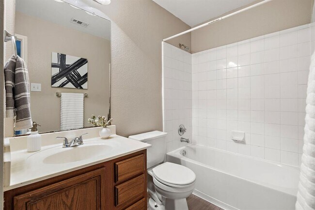 Building Photo - 5705 Viewpoint Dr