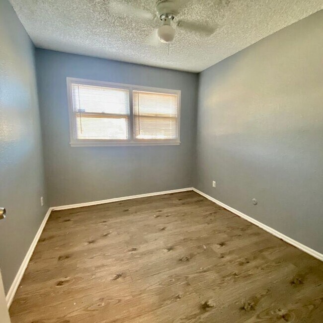 Building Photo - Handyman Special $0 First Month's Rent / “You fix, you SAVE BIG!!” Contact Mayshell for details: ...