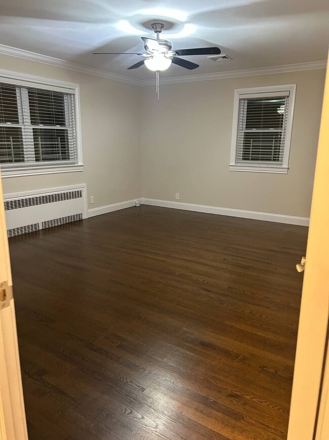 Building Photo - 260 Eastchester Rd