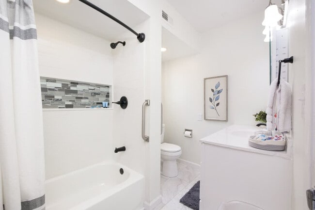 Building Photo - 415 Short St