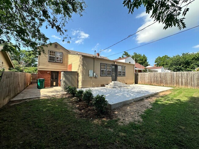 Building Photo - For Rent: Updated 3 Bed, 1.5 Bath Split-Le...