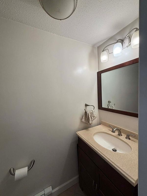 Building Photo - 861 Main St