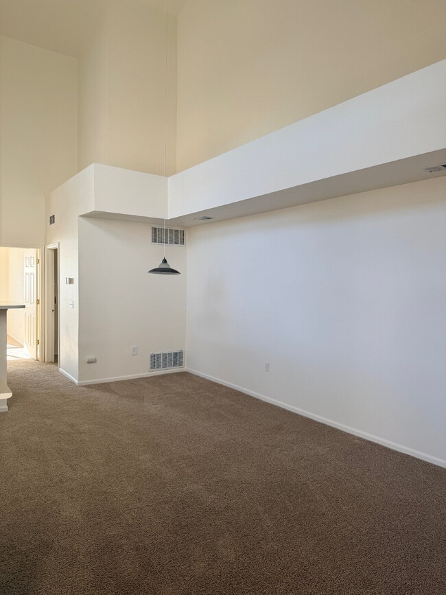 Building Photo - "Charming 2-Bed, 2-Bath condo Oasis in Aurora - 988 Sq Ft of Comfort!"