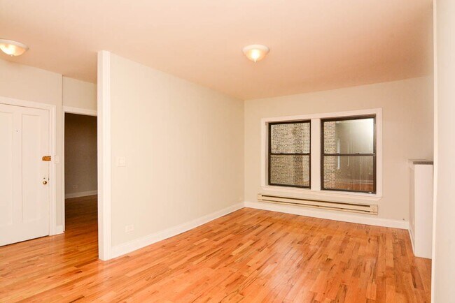 Building Photo - 6265 W Cornelia Ave