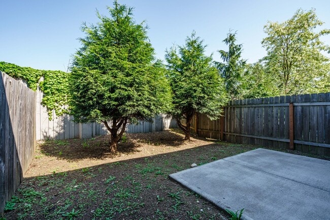 Building Photo - Easy I-205 Access - 3 Bedroom 2.5 Bath Townhouse