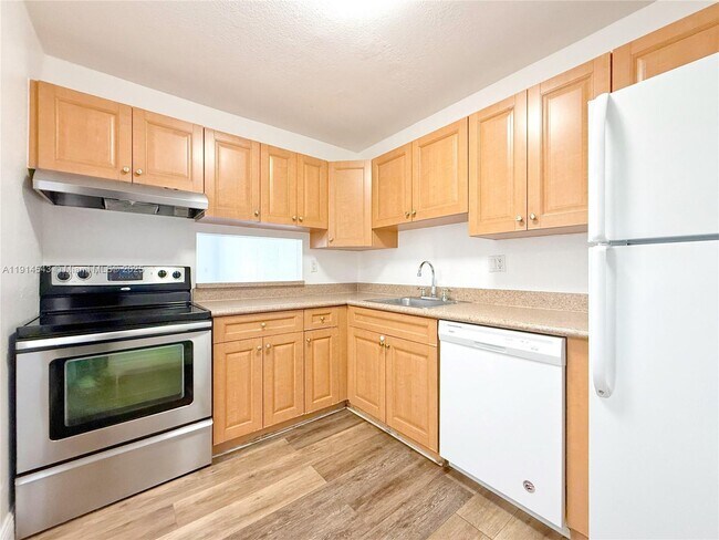 Building Photo - 5231 Geneva Ct