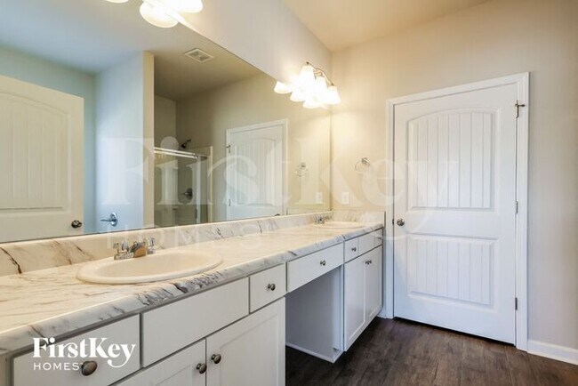 Building Photo - 930 Blind Brook Cir