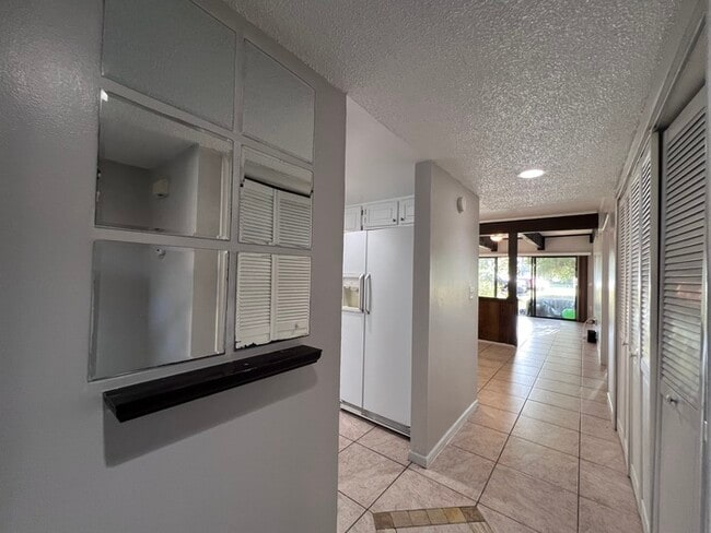 Building Photo - Stylish 2 Bed, 2 Bath Condo with Modern Am...
