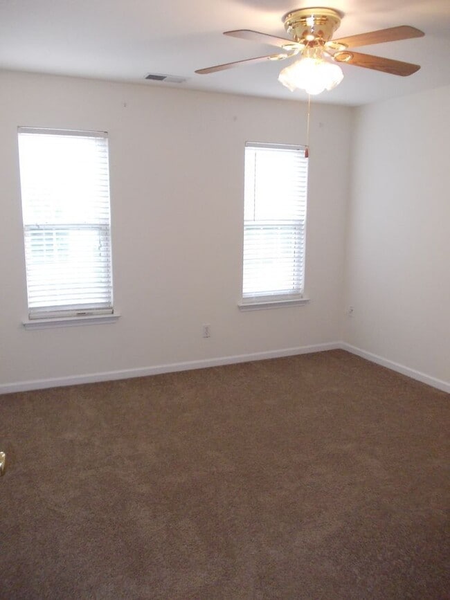 Building Photo - Great 2 story home with fenced back yard i...