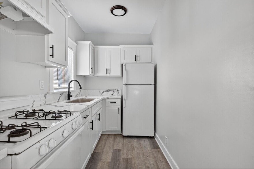 Building Photo - 905 Cherry Ave