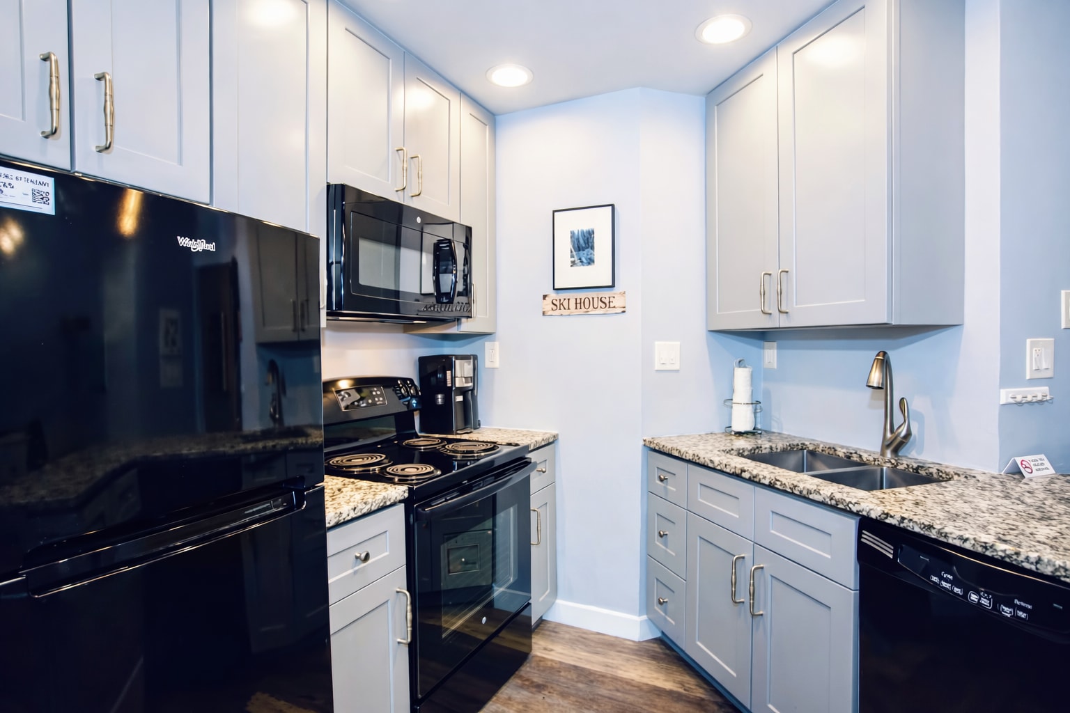 Fully functional kitchen with dishwasher, garbage disposal, coffee machine and more! - 45 Beeler Pl