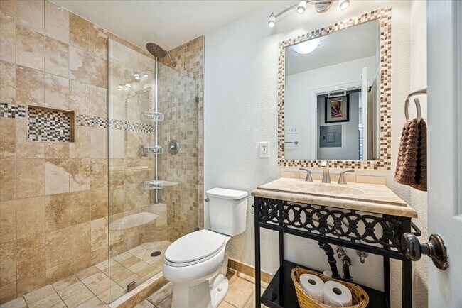 Building Photo - 1510 W 6th St