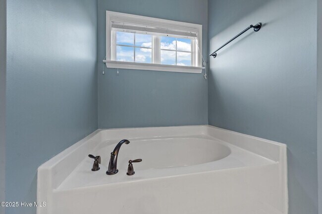 Building Photo - 711 Tuscarora Dr