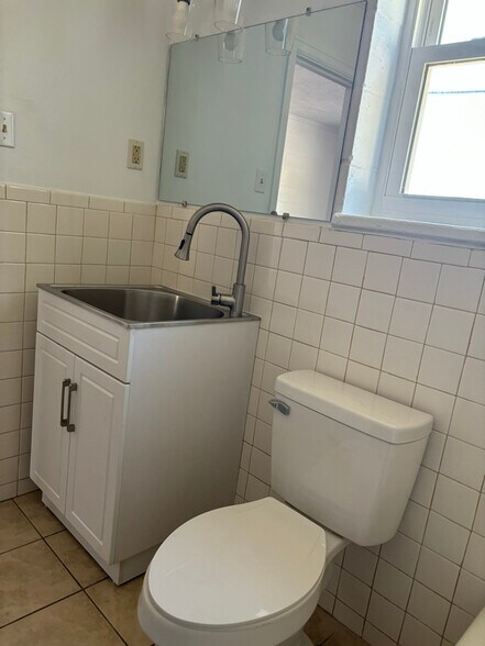 Building Photo - 601 N Main St