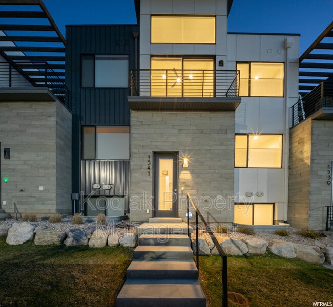 Building Photo - 1541 E Talo Ct