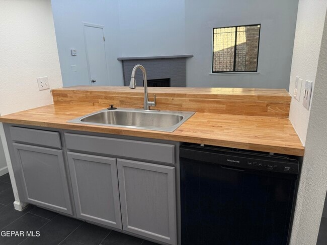 Building Photo - 1531 Common Dr