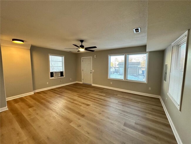 Building Photo - 629 SE Oak St