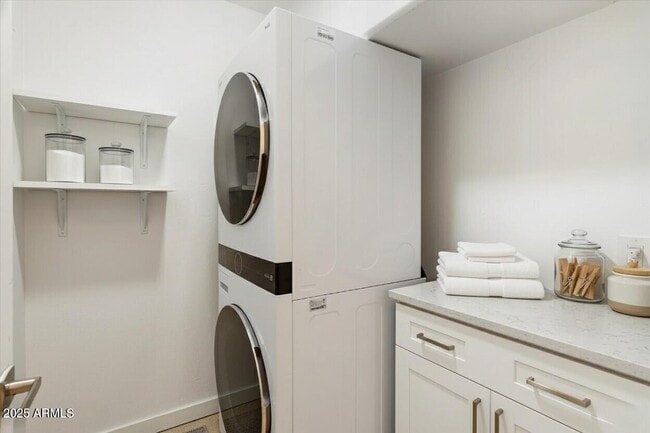 Building Photo - 7613 E Vía Del Reposo