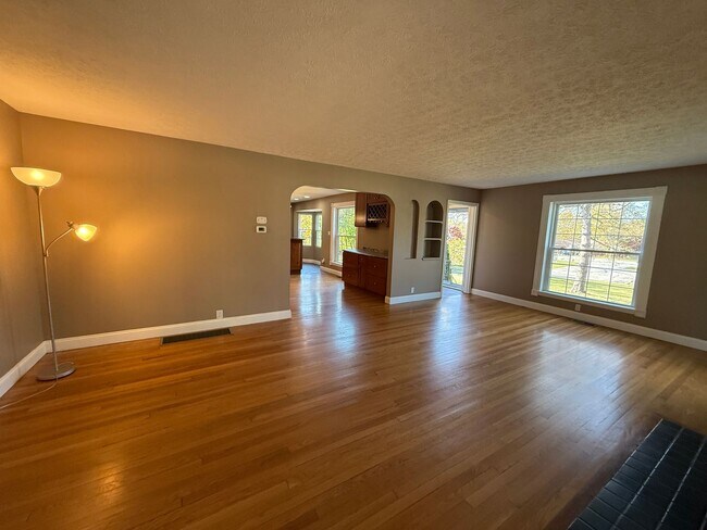 Building Photo - Spacious 4-Bedroom Property with In-Law Su...