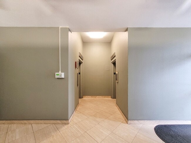 Building Photo - AVAILABLE 11/3/25 1BR / 1Bath / 1Pkg Condo...
