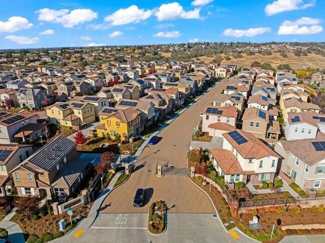 Building Photo - Beautiful Solar 3/2 located in Roseville! Across from Park! Gated Community!