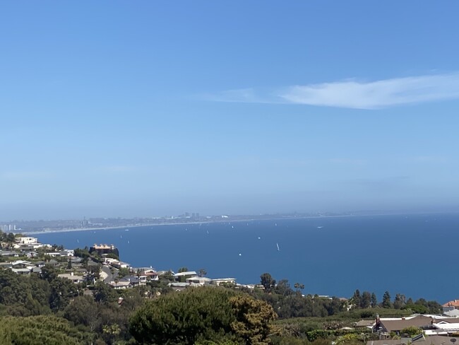 PANORAMIC OCEAN VIEWS - 3440 Shoreheights Dr