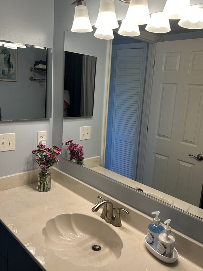 Building Photo - Room For Rent - lake front condo